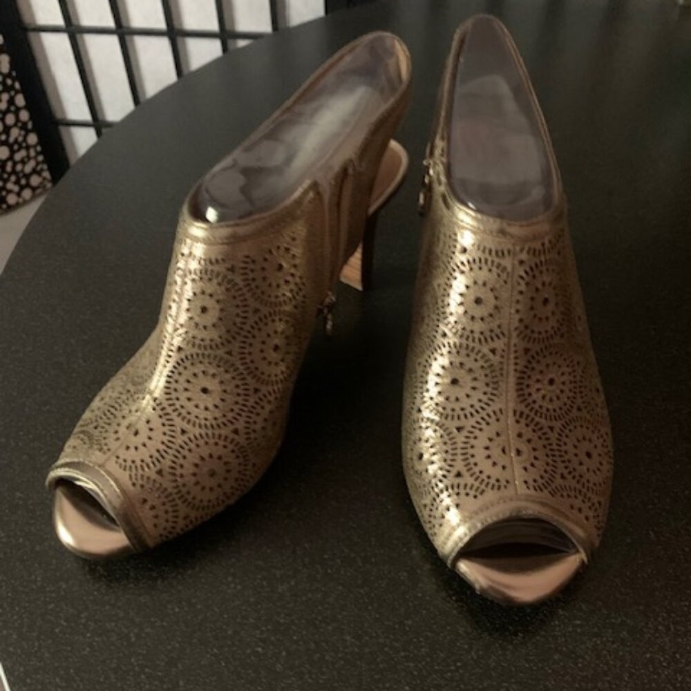NWOT - Nurture Women's Heels/Gold!